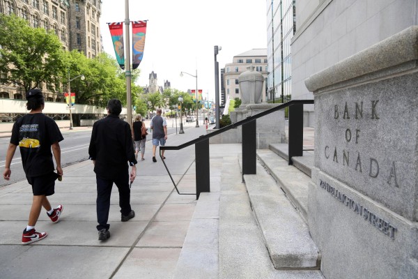 Los peatones pasan frente al Banco de Canadá en Ottawa, Ontario, Canadá. Los peatones pasan frente al Banco de Canadá en Ottawa, Ontario, Canadá.