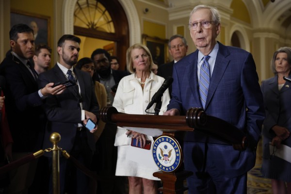 McConnell, de 81 años, interrumpió una oración y permaneció callado e inmóvil frente al micrófono. McConnell, de 81 años, interrumpió una oración y permaneció callado e inmóvil frente al micrófono.