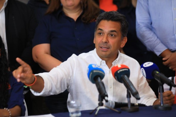 Lombana insistió que 'ni hoy ni ayer ni mañana' existe la posibilidad que de él hiciera un trato Lombana insistió que 'ni hoy ni ayer ni mañana' existe la posibilidad que de él hiciera un trato