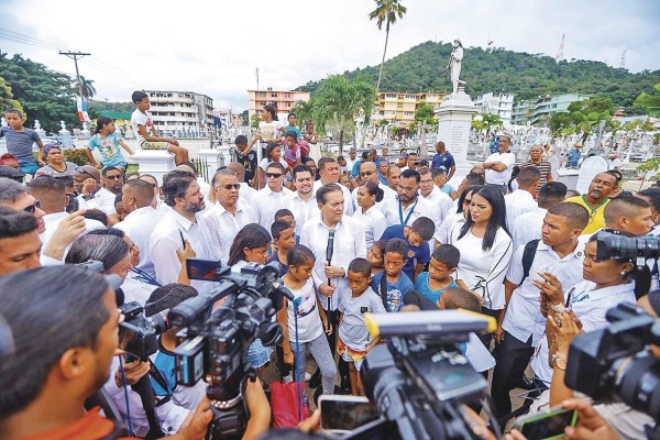 Presidente Cortizo rinde homenaje a los difuntos Presidente Cortizo rinde homenaje a los difuntos