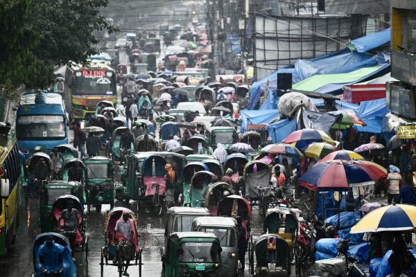 Los vehículos avanzan por una carretera muy transitada durante una lluvia en Dhaka, Bangladesh, el 9 de junio de 2023. Los vehículos avanzan por una carretera muy transitada durante una lluvia en Dhaka, Bangladesh, el 9 de junio de 2023.
