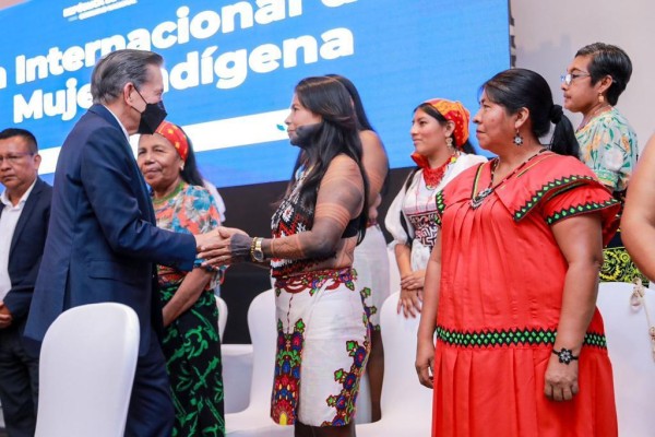 El presidente dijo también que el Gobierno está comprometido con el respeto de su cultura. El presidente dijo también que el Gobierno está comprometido con el respeto de su cultura.