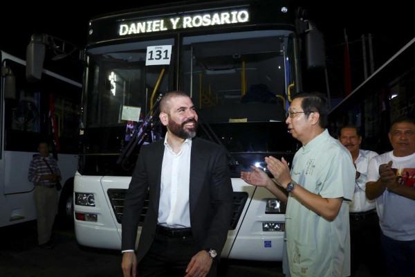 Esta imagen publicada por la Presidencia de Nicaragua muestra al hijo del presidente de Nicaragua, Daniel Ortega, Laureano Ortega, asistiendo a una ceremonia en la que el país recibió 250 autobuses de China en Managua el 17 de noviembre de 2023. Esta imagen publicada por la Presidencia de Nicaragua muestra al hijo del presidente de Nicaragua, Daniel Ortega, Laureano Ortega, asistiendo a una ceremonia en la que el país recibió 250 autobuses de China en Managua el 17 de noviembre de 2023.