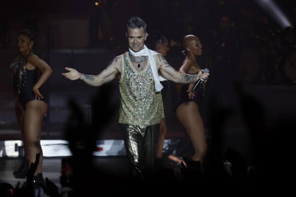 El artista británico Robbie Williams, durante su actuación en el Gozo festival, en la que también intervinieron Hombres G e Iván Ferreiro, esta noche en el Gozo Festival, en Santiago de Compostela. El artista británico Robbie Williams, durante su actuación en el Gozo festival, en la que también intervinieron Hombres G e Iván Ferreiro, esta noche en el Gozo Festival, en Santiago de Compostela.