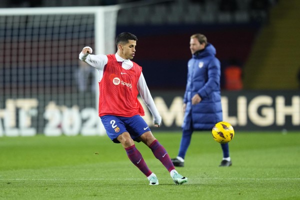 El lateral del Barcelona Joao Cancelo, durante el calentamiento previo al partido de LaLiga de fútbol que FC Barcelona y Atlético de Madrid disputan en el Camp Nou. EFE/Siu Wu El lateral del Barcelona Joao Cancelo, durante el calentamiento previo al partido de LaLiga de fútbol que FC Barcelona y Atlético de Madrid disputan en el Camp Nou. EFE/Siu Wu