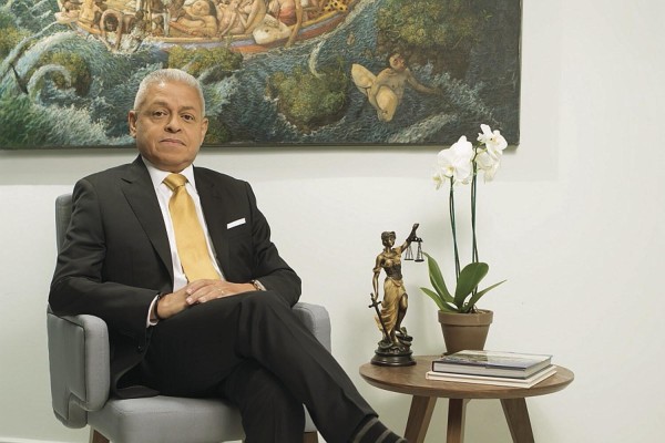 Moisés Bartlett Quiel. Abogado Es especialista en litigios penales. Fue asesor legal de la Asamblea Nacional y secretario general del Consejo Municipal de Panamá Moisés Bartlett Quiel. Abogado Es especialista en litigios penales. Fue asesor legal de la Asamblea Nacional y secretario general del Consejo Municipal de Panamá