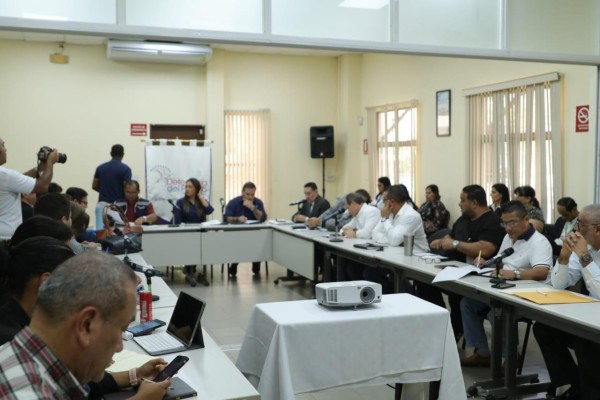 Las reuniones serán celebradas todos los miércoles entre representantes de la CSS, Minsa, gremios con la medicación de la Defensoría del Pueblo. Las reuniones serán celebradas todos los miércoles entre representantes de la CSS, Minsa, gremios con la medicación de la Defensoría del Pueblo.