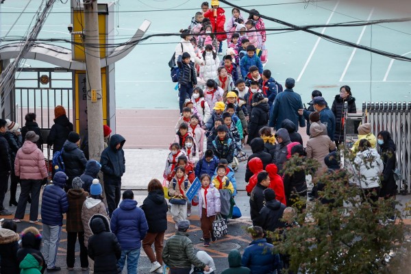 Estudiantes abandonan una escuela en Pekín este jueves. Estudiantes abandonan una escuela en Pekín este jueves.