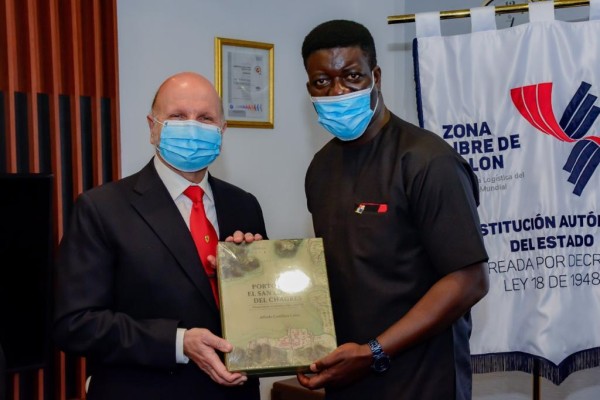 El gerente general de la Zona Libre de Colón, Giovani Ferrari (i), y el príncipe de Ghana, Anthony Bart - Appiah (d). El gerente general de la Zona Libre de Colón, Giovani Ferrari (i), y el príncipe de Ghana, Anthony Bart - Appiah (d).