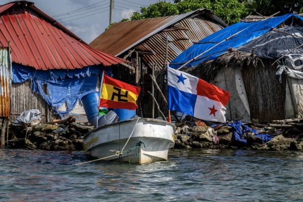 Un barco con las banderas de Panamá (R) y Guna Yala se ve en la isla de Carti Sugtupu, en la Comarca Indígena Guna Yala, Panamá, en el Mar Caribe. Un barco con las banderas de Panamá (R) y Guna Yala se ve en la isla de Carti Sugtupu, en la Comarca Indígena Guna Yala, Panamá, en el Mar Caribe.