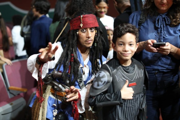 Una persona disfrazada como Jack Sparrow, durante el concierto Una persona disfrazada como Jack Sparrow, durante el concierto