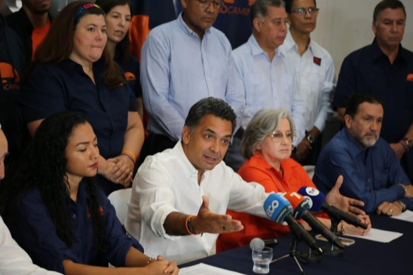Lombana y miembros del Movimiento Otro Camino Lombana y miembros del Movimiento Otro Camino