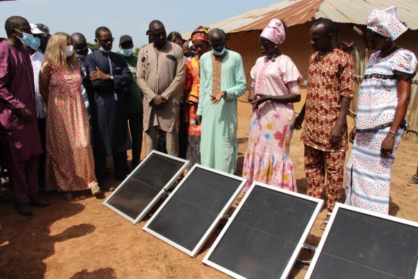 Representantes políticos y sociales de Senegal asisten a la inauguración del proyecto DESFERS, en la región senegalesa de Ziguinchor, con el que la ONG Plan International acelerará el acceso a las energías renovables a las poblaciones más vulnerables. Representantes políticos y sociales de Senegal asisten a la inauguración del proyecto DESFERS, en la región senegalesa de Ziguinchor, con el que la ONG Plan International acelerará el acceso a las energías renovables a las poblaciones más vulnerables.