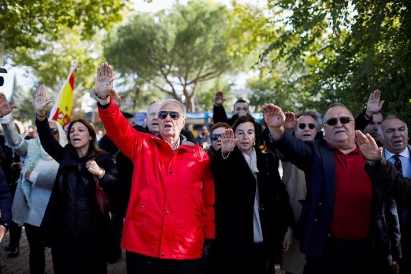 Un grupo de personas se concentran en el acceso del cementerio de El Pardo-Mingorrubio donde será llevado Franco al tiempo que hacen el saludo fascista. Un grupo de personas se concentran en el acceso del cementerio de El Pardo-Mingorrubio donde será llevado Franco al tiempo que hacen el saludo fascista.