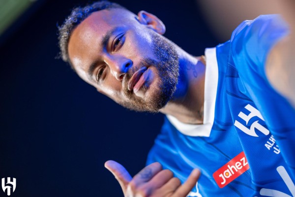 Neymar Jr. posando con los colores del Al-Hilal. Neymar Jr. posando con los colores del Al-Hilal.