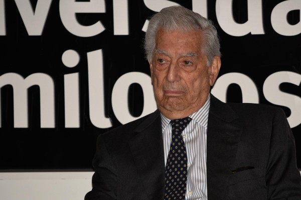 El escritor hispanoperuano Mario Vargas Llosa en una imagen de archivo. El escritor hispanoperuano Mario Vargas Llosa en una imagen de archivo.