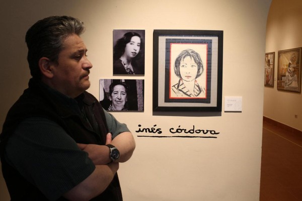 El curador Danilo Villamor explica la exposición del museo Inés Cordova y Gil Imaná , el 1 de agosto de 2023, en La Paz (Bolivia). El curador Danilo Villamor explica la exposición del museo Inés Cordova y Gil Imaná , el 1 de agosto de 2023, en La Paz (Bolivia).