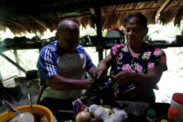 Gloria Samana (i) junto a Reinedio Casama (d) preparan plantas medicinales el 20 de agosto de 2020 en el poblado de Ipetí Emberá-Alto Bayano, en el distrito de Chepo Gloria Samana (i) junto a Reinedio Casama (d) preparan plantas medicinales el 20 de agosto de 2020 en el poblado de Ipetí Emberá-Alto Bayano, en el distrito de Chepo