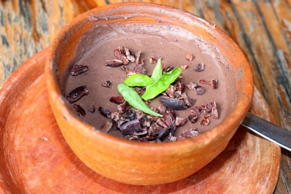 A base de cacao se pueden hacer platos originales como: frijoles con chocolate o cacao crujiente caramelizado con azúcar y sal. A base de cacao se pueden hacer platos originales como: frijoles con chocolate o cacao crujiente caramelizado con azúcar y sal.