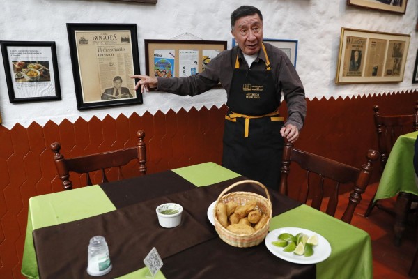 Fotografía que muestra al propietario del restaurante Las Margaritas, Julio Ríos Romero, mientras habla durante una entrevista con 'EFE' en Bogotá (Colombia). Fotografía que muestra al propietario del restaurante Las Margaritas, Julio Ríos Romero, mientras habla durante una entrevista con 'EFE' en Bogotá (Colombia).