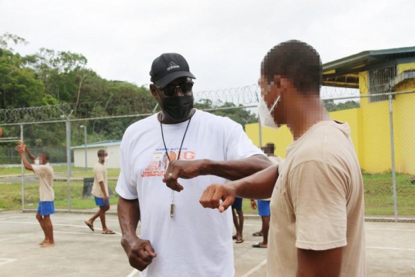 El ex jugador de baloncesto comparte con jóvenes en el centro de cumplimiento. El ex jugador de baloncesto comparte con jóvenes en el centro de cumplimiento.