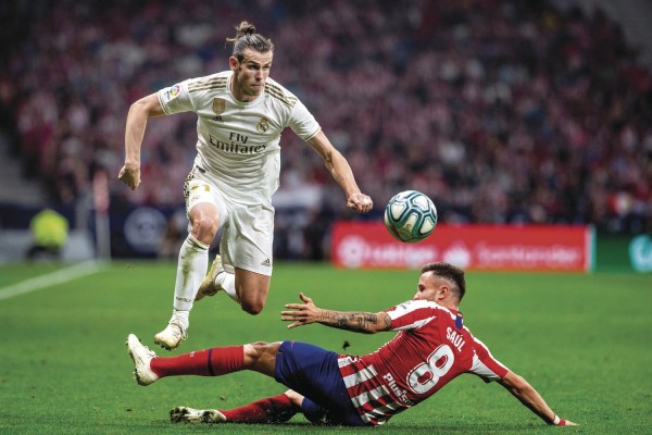 Gareth Bale (i) del Real Madrid disputa un balón con Saúl Ñíguez, en el derbi español ante el Atlético de Madrid. Gareth Bale (i) del Real Madrid disputa un balón con Saúl Ñíguez, en el derbi español ante el Atlético de Madrid.
