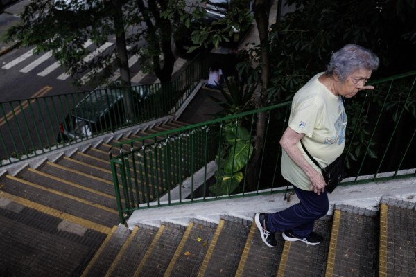 Una mujer mayor camina, por una calle de São Paulo (Brasil). Una mujer mayor camina, por una calle de São Paulo (Brasil).