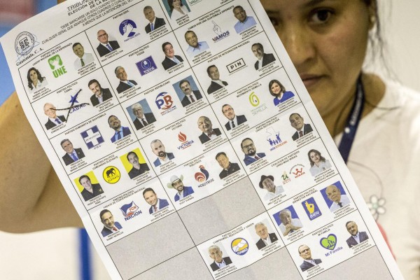 magen del pasado 25 de agosto de fiscales y voluntarios del instituto Belén cuentan las papeletas presidenciales al final de la jornada electoral, en el centro histórico de Ciudad de Guatemala. magen del pasado 25 de agosto de fiscales y voluntarios del instituto Belén cuentan las papeletas presidenciales al final de la jornada electoral, en el centro histórico de Ciudad de Guatemala.