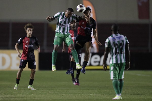 Pedro Jeanine (d) de Sporting disputa un balón con de Cesar Medina de Alianza , en la final de torneo Apertura 2022 de la Liga Panameña de Fútbol (LPF), en una fotografía de archivo. Pedro Jeanine (d) de Sporting disputa un balón con de Cesar Medina de Alianza , en la final de torneo Apertura 2022 de la Liga Panameña de Fútbol (LPF), en una fotografía de archivo.