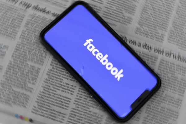 Vista del logo de Facebook en un teléfono móvil, en una fotografía de archivo. Vista del logo de Facebook en un teléfono móvil, en una fotografía de archivo.