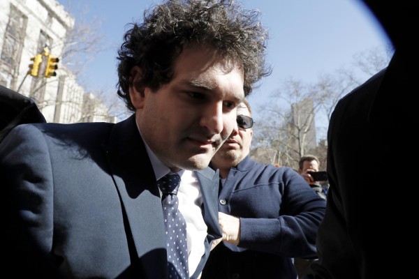Fotografía de archivo, tomada el pasado 30 de marzo, en la que se registró al fundador de la plataforma de intercambio de criptomonedas FTX, Sam Bankman-Fried (c), a su llegada a una corte federal, en Nueva York (NY, EE.UU.). Fotografía de archivo, tomada el pasado 30 de marzo, en la que se registró al fundador de la plataforma de intercambio de criptomonedas FTX, Sam Bankman-Fried (c), a su llegada a una corte federal, en Nueva York (NY, EE.UU.).