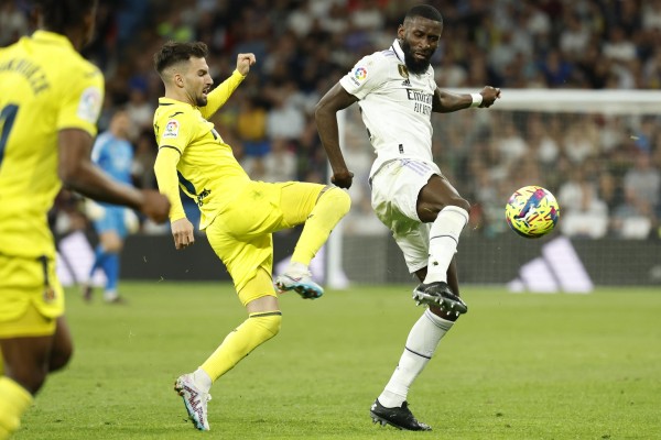 El defensa alemán del Real Madrid Antonio Rüdiger (d) controla el balón ante Álex Baena, centrocampista del Villareal (i) El defensa alemán del Real Madrid Antonio Rüdiger (d) controla el balón ante Álex Baena, centrocampista del Villareal (i)