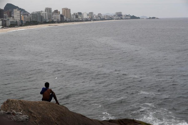 Un hombre observa las playas de Leblon e Ipanema vacías este viernes, (27 de marzo) en Río de Janeiro (Brasil). Un hombre observa las playas de Leblon e Ipanema vacías este viernes, (27 de marzo) en Río de Janeiro (Brasil).