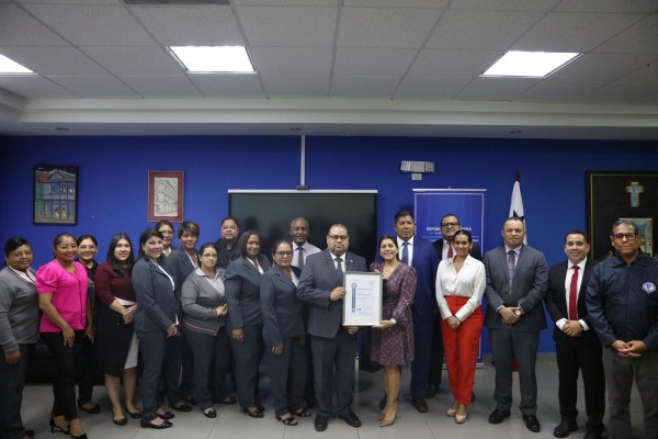 La certificación fue recibida por el Administrador General de la Autoridad de Pasaportes, Omar Ahumada. La certificación fue recibida por el Administrador General de la Autoridad de Pasaportes, Omar Ahumada.