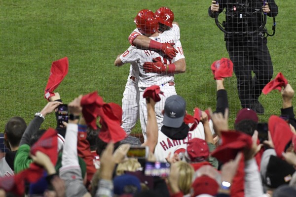 Rhys Hoskins pega dos jonrones y los Filis acarician la Serie Mundial Rhys Hoskins pega dos jonrones y los Filis acarician la Serie Mundial