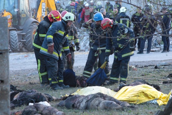 Rescatistas trabajan cerca de cadáveres en el lugar del ataque con misiles en la región oriental ucraniana de Járkov, con más de medio centenar de civiles muertos. Rescatistas trabajan cerca de cadáveres en el lugar del ataque con misiles en la región oriental ucraniana de Járkov, con más de medio centenar de civiles muertos.