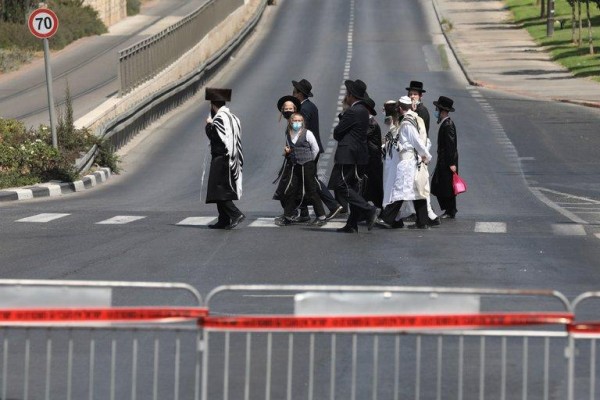 el año hebreo 5781 arrancó ayer viernes al atardecer, pocas horas después de que Israel iniciara un segundo confinamiento nacional de al menos tres semanas para frenar su imparable segunda ola de covid-19. el año hebreo 5781 arrancó ayer viernes al atardecer, pocas horas después de que Israel iniciara un segundo confinamiento nacional de al menos tres semanas para frenar su imparable segunda ola de covid-19.
