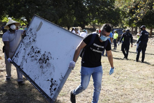 Entre los desechos encontrados están artículos de oficina como tableros Entre los desechos encontrados están artículos de oficina como tableros