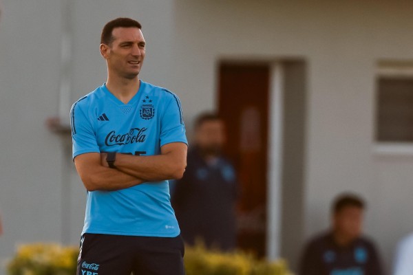 El entrenador Lionel Scaloni lidera ayer a sus jugadores durante un entrenamiento de la selección de Argentina para los partidos de eliminatorias, en el predio de Ezeiza en Buenos Aires (Argentina). EFE/ Juan Ignacio Roncoroni. El entrenador Lionel Scaloni lidera ayer a sus jugadores durante un entrenamiento de la selección de Argentina para los partidos de eliminatorias, en el predio de Ezeiza en Buenos Aires (Argentina). EFE/ Juan Ignacio Roncoroni.