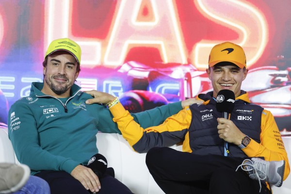 El español Fernando Alonso, de Aston Martin (i) y el británico Lando Norris, de McLaren (d). El español Fernando Alonso, de Aston Martin (i) y el británico Lando Norris, de McLaren (d).