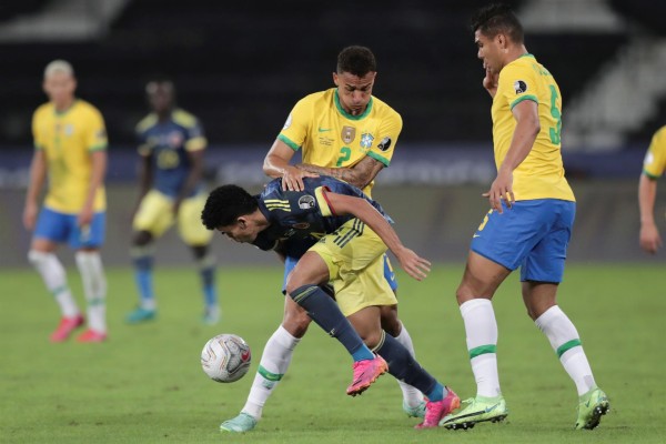 Danilo (i) y Casemiro (d) de Brasil disputan el balón con Luis Díaz de Colombia Danilo (i) y Casemiro (d) de Brasil disputan el balón con Luis Díaz de Colombia