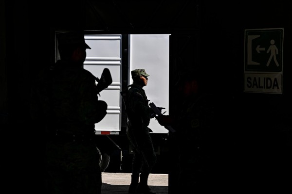 El Ejército de Ecuador mantiene sus tropas en varios puntos del país para evitar confrontaciones antes y durante las elecciones. El Ejército de Ecuador mantiene sus tropas en varios puntos del país para evitar confrontaciones antes y durante las elecciones.