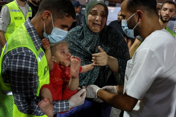 Un paramédico lleva en brazos a un bebé palestino herido tras los bombardeos de Israel sobre la Franja de Gaza. Un paramédico lleva en brazos a un bebé palestino herido tras los bombardeos de Israel sobre la Franja de Gaza.