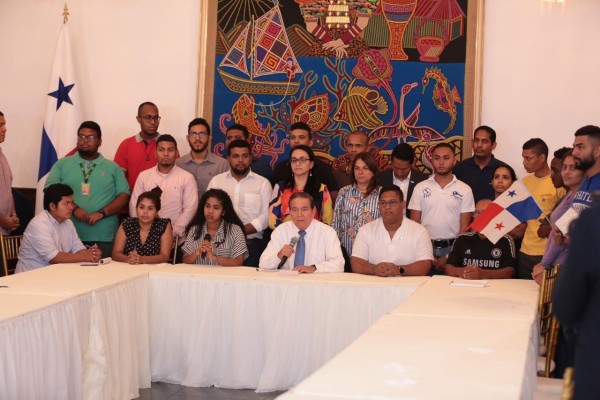 Un grupo de estudiantes se reunieron este miércoles con el presidente Cortizo Un grupo de estudiantes se reunieron este miércoles con el presidente Cortizo