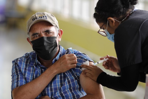 Un hombre recibe una dosis de una vacuna contra la enfermedad del nuevo coronavirus (covid-19). Un hombre recibe una dosis de una vacuna contra la enfermedad del nuevo coronavirus (covid-19).