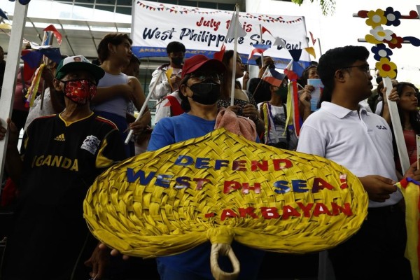 Varias decenas de personas se manifestaron con pancartas frente al consulado chino en Manila. Varias decenas de personas se manifestaron con pancartas frente al consulado chino en Manila.