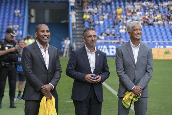 En el estadio de Riazor homenajean a dos mitos brasileños a Mauro Silva (i) y a Bebeto (d), acompañados por el presidente del Deportivo de A Coruña Álvaro García Diéguez (c). En el estadio de Riazor homenajean a dos mitos brasileños a Mauro Silva (i) y a Bebeto (d), acompañados por el presidente del Deportivo de A Coruña Álvaro García Diéguez (c).