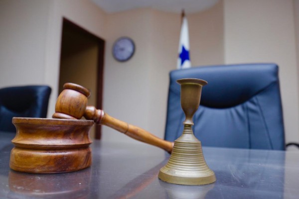 El docente logró un acuerdo de pena al aceptar ser responsable de pornografía infantil. El docente logró un acuerdo de pena al aceptar ser responsable de pornografía infantil.