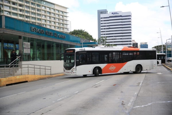 La empresa Mi Bu sigue brindando el servicio a excepción de las rutas donde se generan disturbios. La empresa Mi Bu sigue brindando el servicio a excepción de las rutas donde se generan disturbios.
