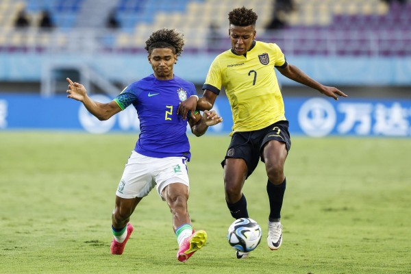 Pedro Lima (i.) contra Keny Arroyo (d.) durante el partido entre Brasil y Ecuador. Pedro Lima (i.) contra Keny Arroyo (d.) durante el partido entre Brasil y Ecuador.